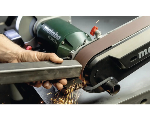 Opracovanie kovu s pásovou brúskou Metabo BS 200 Plus, kde lietajú iskry