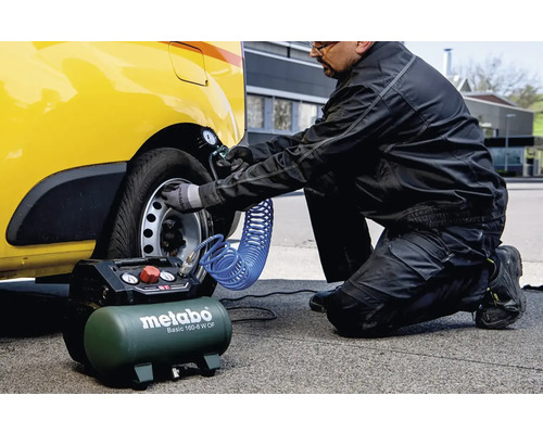 Muž plní pneumatiku žltej dodávky kompresorom Metabo.