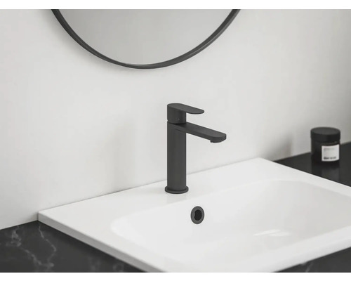 Umývadlo s čiernou batériou v modernej kúpeľni