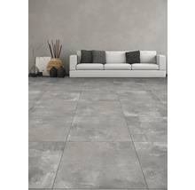 Svetlá izba so sivou dlažbou a bielou pohovkou