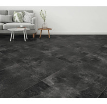 Obývacia izba s pohovkou a tmavou dlažbou.