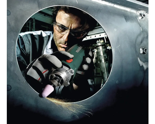 Muž brúsi obrobok pomocou priamej brúsky Metabo.