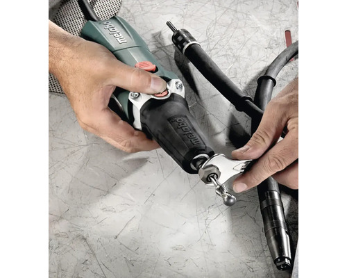 Logo Metabo. Osoba obsluhuje vŕtačku s ohybným hriadeľom.