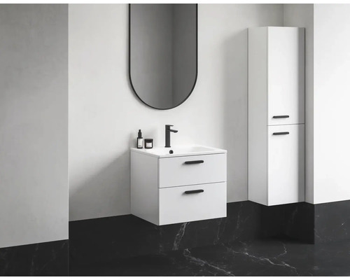 Moderná kúpeľňa s umývadlovou skrinkou, zrkadlom a vysokou skriňou