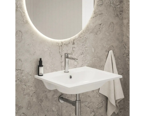 Umývadlo s batériou a zrkadlom v kúpeľni