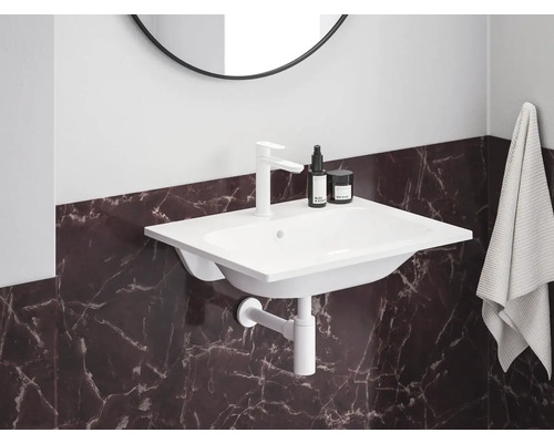 Umývadlo s batériou, sifónom a uterákom v kúpeľni