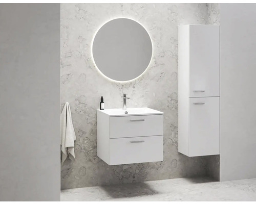 Kúpeľňa s okrúhlym zrkadlom, skrinkou pod umývadlo a vysokou skriňou