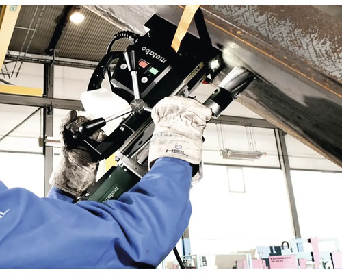 Operátor vŕta oceľový nosník pomocou magnetickej jadrovej vŕtačky Metabo