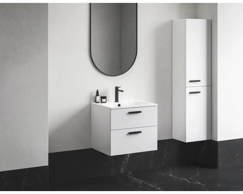 Kúpeľňa s umývadlovou skrinkou, umývadlom, zrkadlom a vysokou skriňou vo svetlej miestnosti