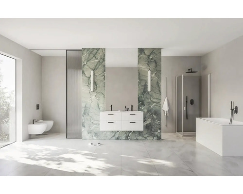 Priestranná kúpeľňa s umývadlom, zrkadlom, bidetom, toaletou, sprchou a vaňou