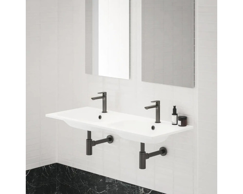 Dvojité umývadlo s vodovodnými batériami a zrkadlom v kúpeľni