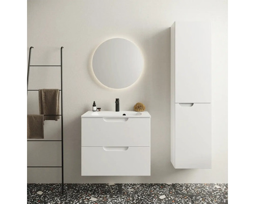 Kúpeľňa s umývadlovou skrinkou, zrkadlovou skrinkou, rebríkom na uteráky a vysokou skrinkou