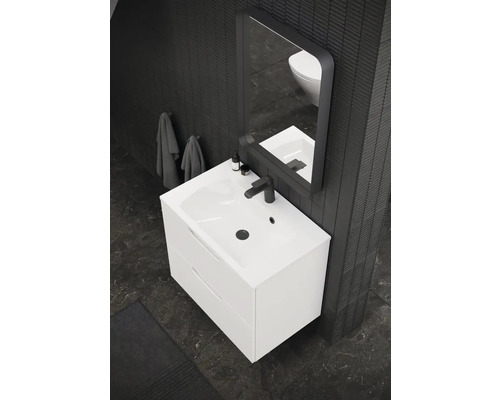 Moderná kúpeľňa s umývadlovou skrinkou, zrkadlom a vodovodnou batériou