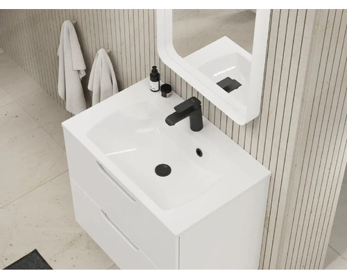 Skrinka pod umývadlo s umývadlom, batériou a zrkadlom v svetlej kúpeľni.