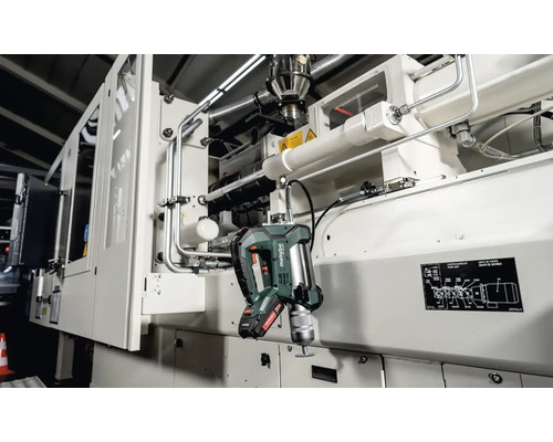 Logo Metabo. Akumulátorový vŕtací skrutkovač s vretenom pripevneným k stroju.