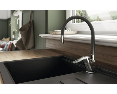 Kuchynská scéna s drezovou batériou a umývadlom