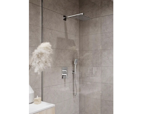 Kúpeľňa so sprchovou hlavicou, ručnou sprchou a batériou