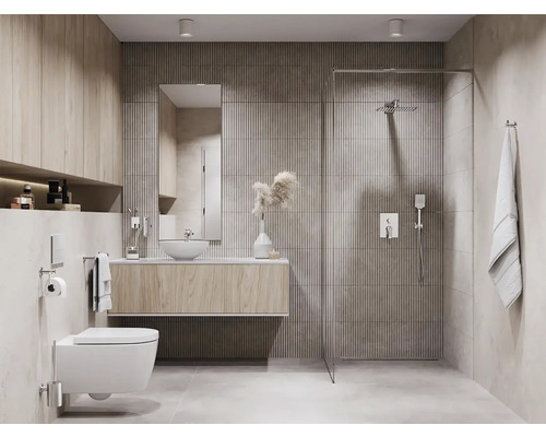 Moderná kúpeľňa so sprchou, umývadlom, zrkadlom a toaletou.