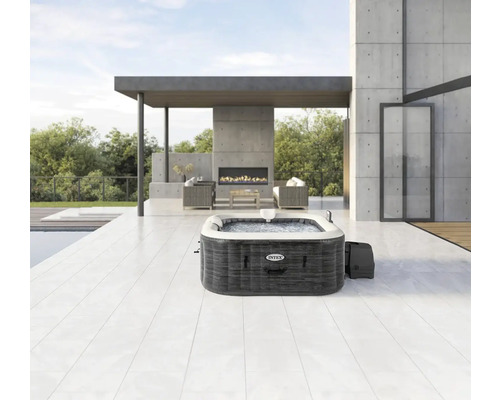 Vírivka Intex na terase s posedením a krbom