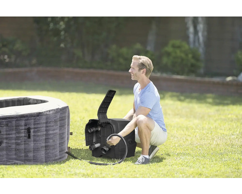 Nafukovacia vírivka s mužom pripájajúcim pumpu