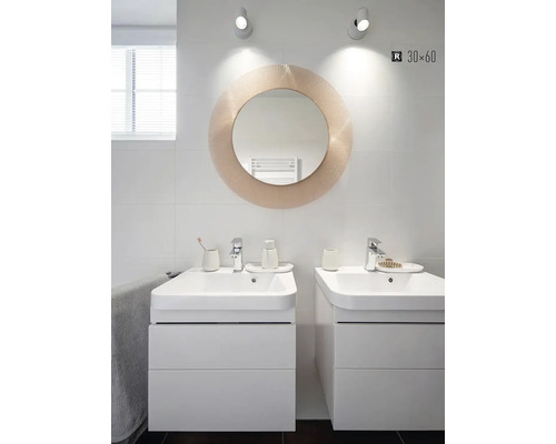 Kúpeľňa s dvoma skrinkami pod umývadlo, okrúhlym zrkadlom a nástennými svietidlami