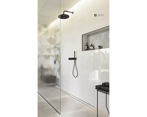 Moderná kúpeľňa s bielymi obkladmi, dažďovou sprchou a úložným priestorom