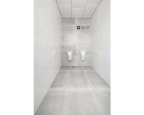 Svetlá miestnosť s dvoma pisoármi, obkladmi stien a dlažbou