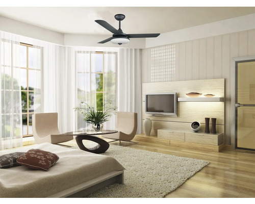 Svetlá obývacia izba so stropným ventilátorom, televízorom a posedením