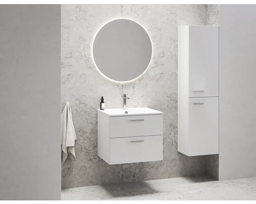 Moderná kúpeľňa s umývadlom, zrkadlom a vysokou skriňou