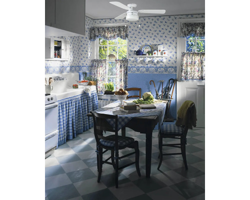 Kuchyňa s kvetinovou tapetou, kockovanými textíliami a stropným ventilátorom