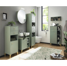 Kúpeľňa s umývadlom, zrkadlom, kúpeľňovými skrinkami a toaletou vo svetlom a usporiadanom štýle.