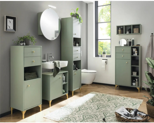 Kúpeľňa s umývadlom, zrkadlom, kúpeľňovými skrinkami a toaletou vo svetlom a usporiadanom štýle.