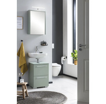 Svetlá kúpeľňa s umývadlom, zrkadlovou skrinkou a toaletou.