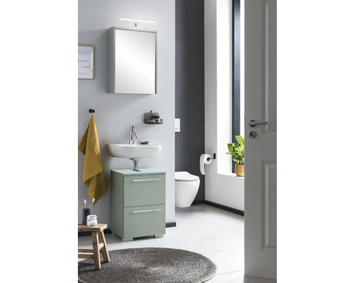 Svetlá kúpeľňa s umývadlom, zrkadlovou skrinkou a toaletou.