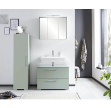 Moderná kúpeľňa s umývadlom, zrkadlovou skrinkou a vysokou skriňou pre svetlú a usporiadanú atmosféru.