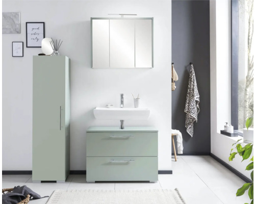 Moderná kúpeľňa s umývadlom, zrkadlovou skrinkou a vysokou skriňou pre svetlú a usporiadanú atmosféru.