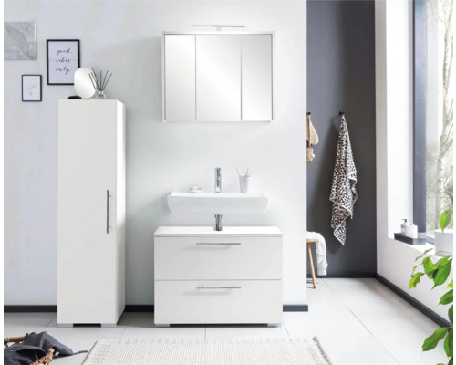 Kúpeľňová scéna s bielou skrinkou pod umývadlo, zrkadlovou skrinkou a vysokou skrinkou pre svetlé a usporiadané prostredie