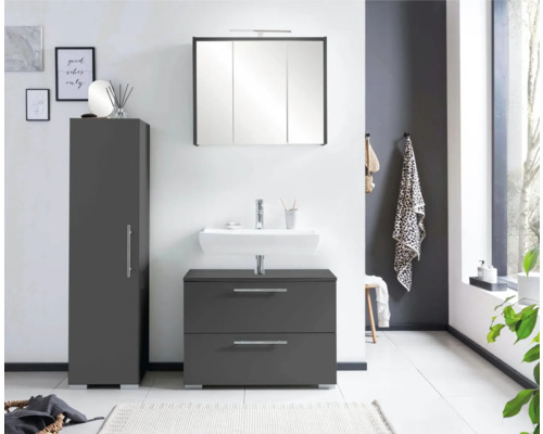 Kúpeľňa s umývadlovou skrinkou, zrkadlovou skrinkou a vysokou skrinkou