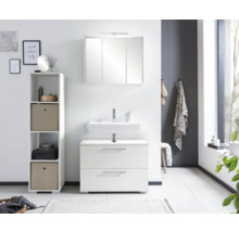 Moderná kúpeľňa s umývadlovou skrinkou, zrkadlovou skrinkou a regálom