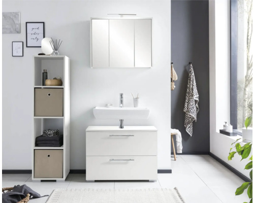 Moderná kúpeľňa s umývadlovou skrinkou, zrkadlovou skrinkou a regálom