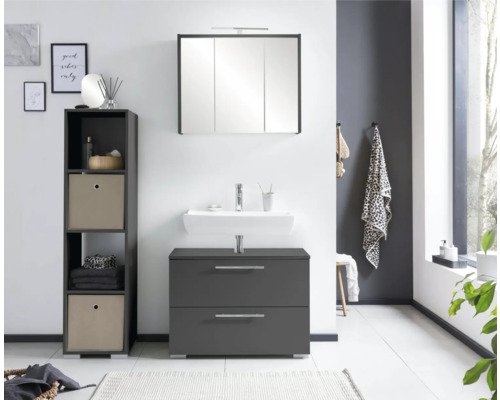 Kúpeľňa s umývadlovou skrinkou, zrkadlovou skrinkou a regálom