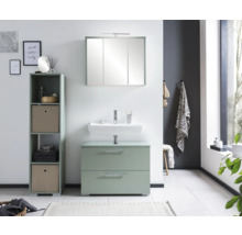 Kúpeľňa s umývadlom, spodnou skrinkou, zrkadlovou skrinkou a policou