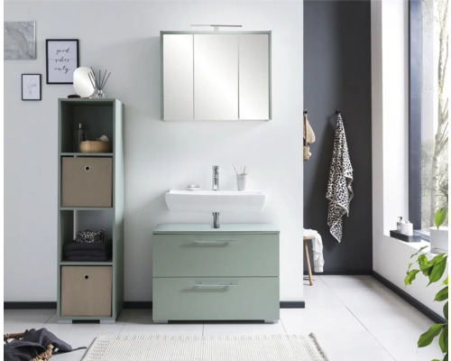 Kúpeľňa s umývadlom, spodnou skrinkou, zrkadlovou skrinkou a policou