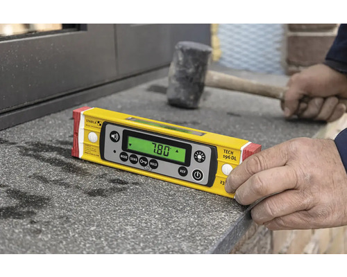 Digitálna vodováha s displejom pri použití