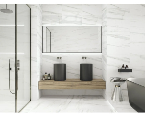 Moderná kúpeľňa so sprchou, dvojitým umývadlom, zrkadlom a mramorovými dlaždicami