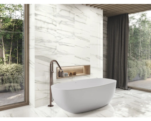 Kúpeľňa s vaňou, batériou a obkladom stien s mramorovým vzhľadom