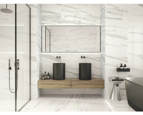 Svetlá kúpeľňa s mramorovými obkladmi, sprchou, dvoma umývadlami a zrkadlom