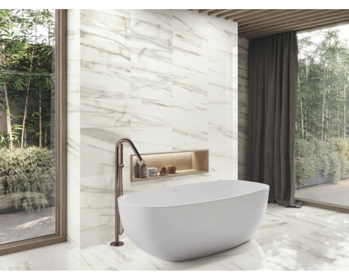 Kúpeľňa s voľne stojacou vaňou, mramorovými obkladmi a oknom