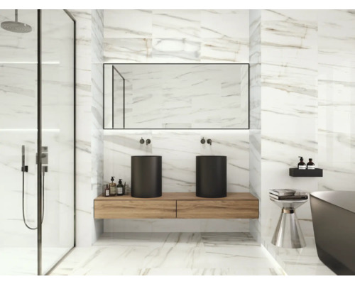 Svetlá kúpeľňa so sprchou, umývadlom s dvoma umývadlami na dosku a zrkadlom