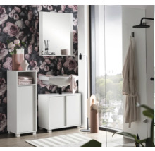 Moderná kúpeľňa s umývadlom, zrkadlom, kúpeľňovým nábytkom a kvetinovou tapetou